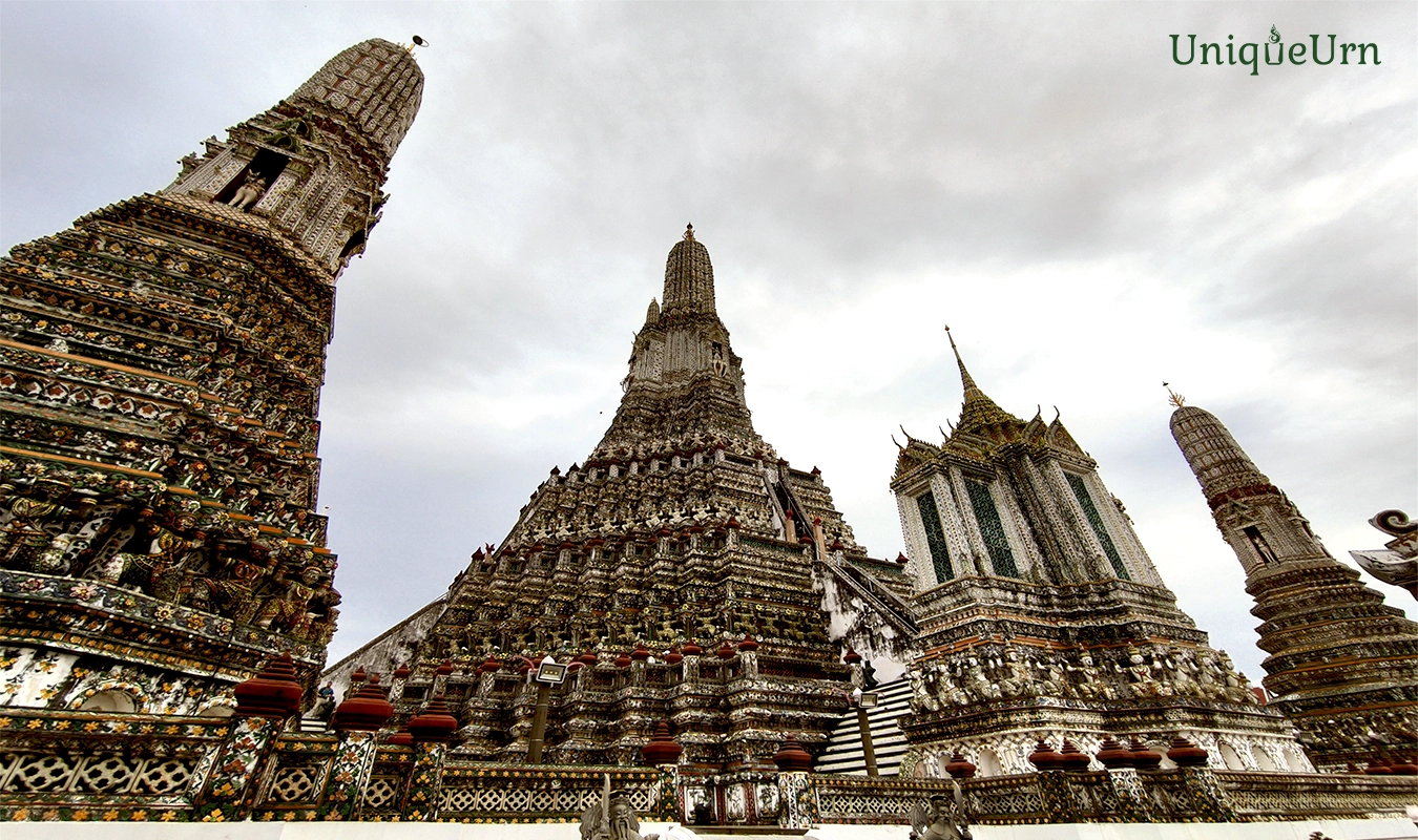 Wat Arun’s porcelain legacy and UniqueUrn’s Bencharong luxury memorial urns for eternal remembrance.