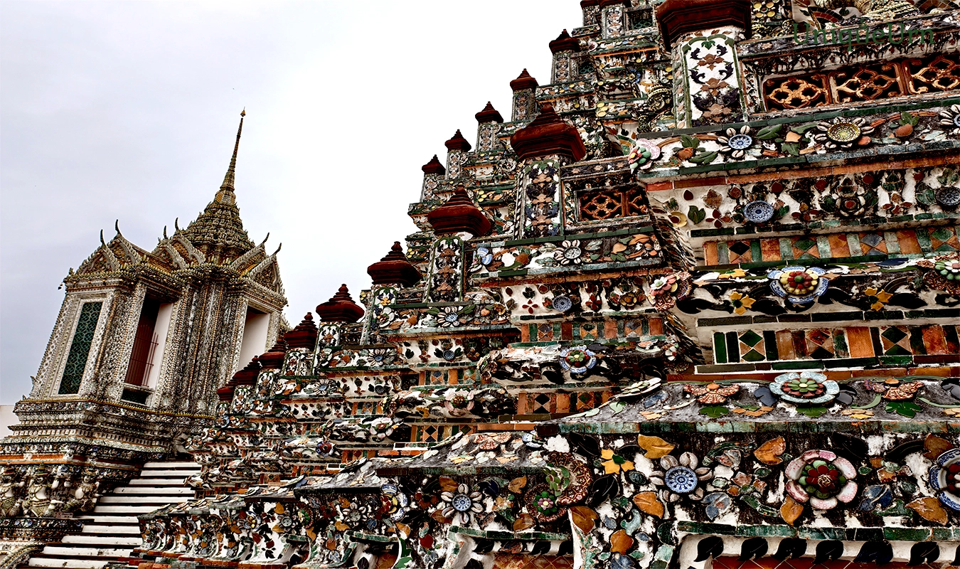 Wat Arun’s porcelain legacy and UniqueUrn’s Bencharong handcrafted memorials for eternal remembrance.