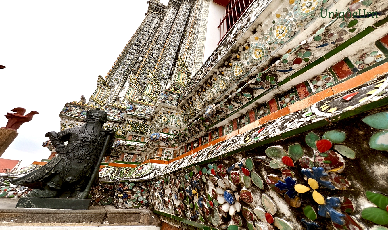Wat Arun’s porcelain legacy and UniqueUrn’s Benjarong luxury memorials for eternal remembrance.