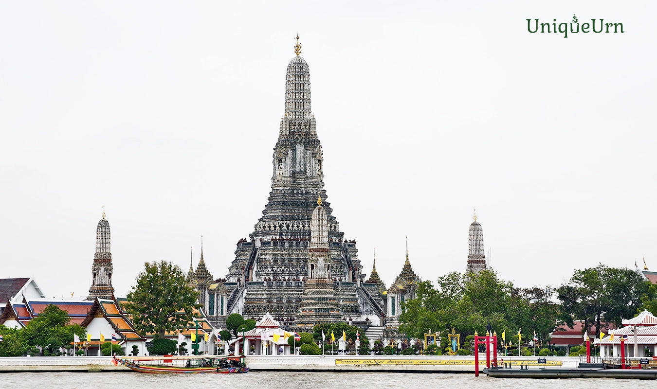 Cover Wat Arun’s porcelain legacy and UniqueUrn’s Bencharong luxury memorial urns for eternal remembrance.