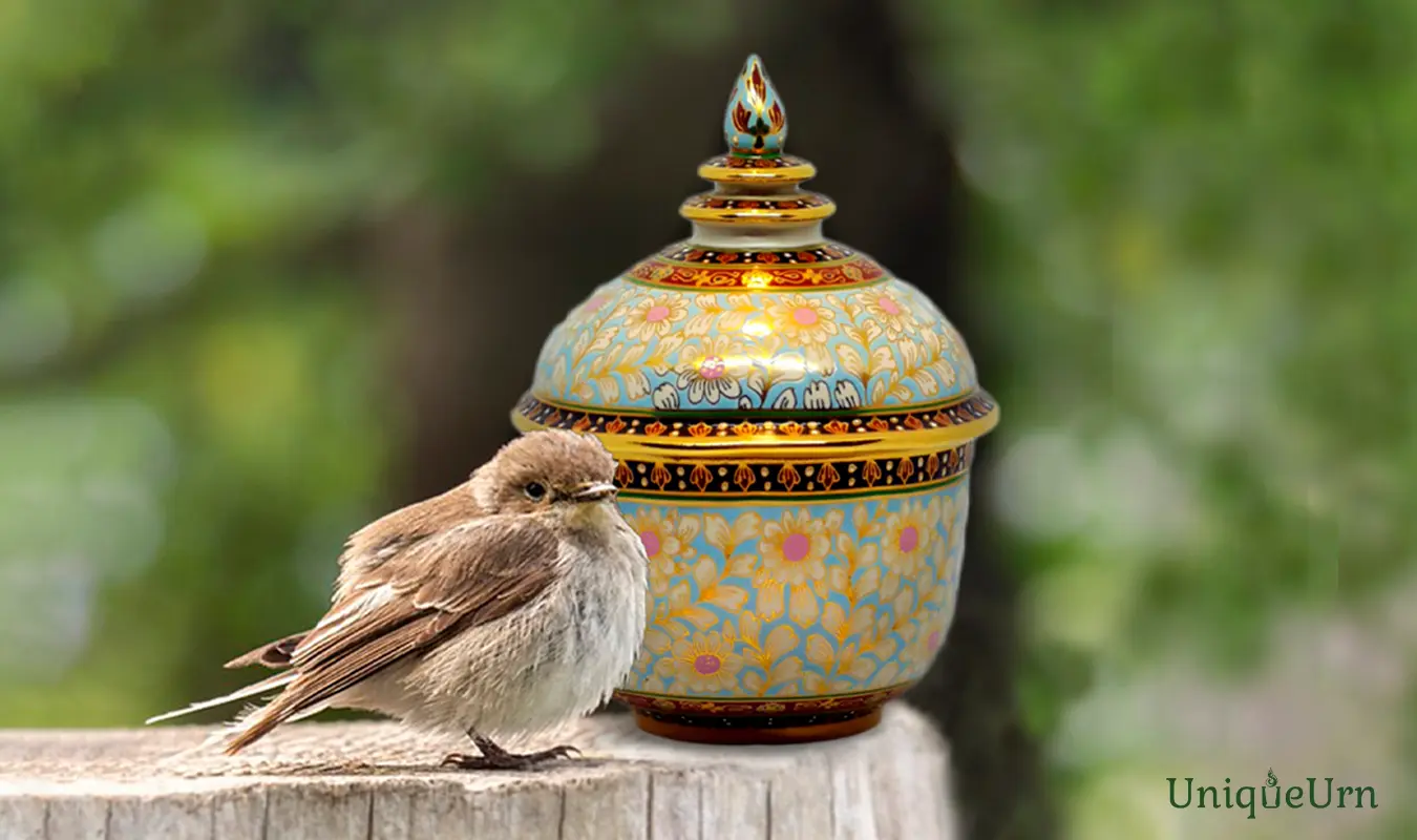 People who have lost their pets will be sad, so they need healing, and the aura of art is an important solution. Hand-painted Bencharong Thochan memorial urns with nature can heal.