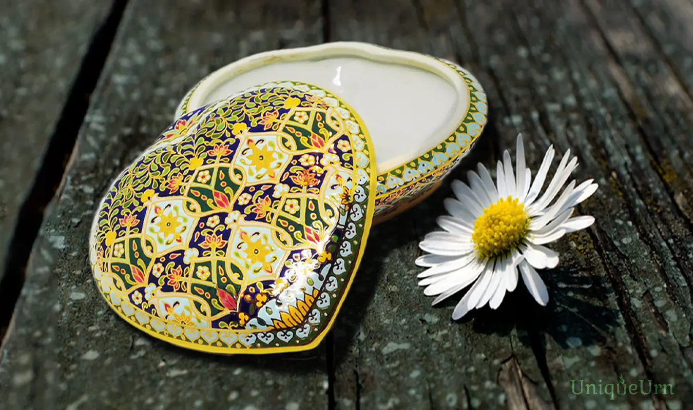 After losing a faithful pet, it is better to use artistic architecture to heal the heart and create a memorial with hand-painted Benjarong heart keepsake urns.