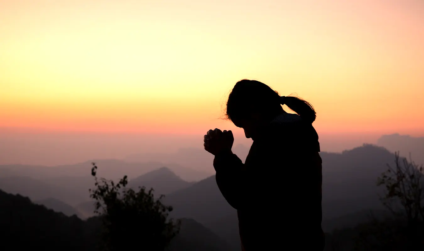 An expat woman feels lonely after losing her husband in Thailand. She needs peace to find ways out.